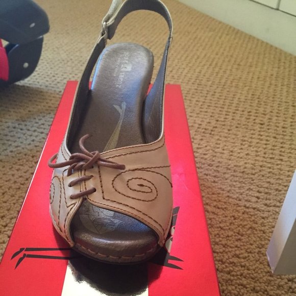 Jose Saenz designer Spanish heels with etching on - Picture 7 of 7